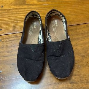 Black TOMS